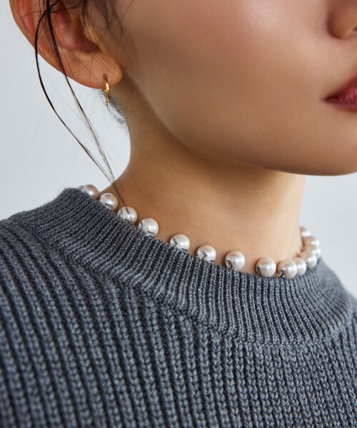 EMMEL REFINES(エメルリファインズ)の「<EMMEL REFINES>EM フェイクパール カタアゼニット プルオーバー(ニット/セーター・レディース・ナチュラル/ダークグレー・FREE)」の2枚目の写真