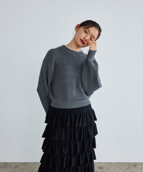 EMMEL REFINES(エメルリファインズ)の「<EMMEL REFINES>EM フェイクパール カタアゼニット プルオーバー(ニット/セーター・レディース・ナチュラル/ダークグレー・FREE)」の19枚目の写真