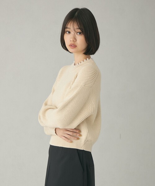 EMMEL REFINES(エメルリファインズ)の「<EMMEL REFINES>EM フェイクパール カタアゼニット プルオーバー(ニット/セーター・レディース・ナチュラル/ダークグレー・FREE)」の22枚目の写真