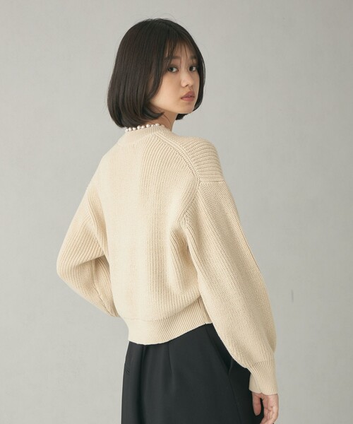 EMMEL REFINES(エメルリファインズ)の「<EMMEL REFINES>EM フェイクパール カタアゼニット プルオーバー(ニット/セーター・レディース・ナチュラル/ダークグレー・FREE)」の3枚目の写真