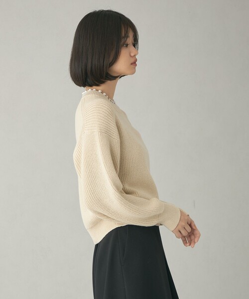 EMMEL REFINES(エメルリファインズ)の「<EMMEL REFINES>EM フェイクパール カタアゼニット プルオーバー(ニット/セーター・レディース・ナチュラル/ダークグレー・FREE)」の4枚目の写真