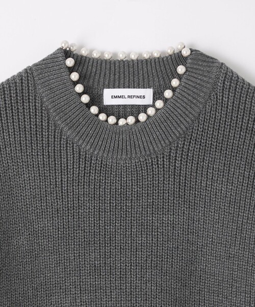 EMMEL REFINES(エメルリファインズ)の「<EMMEL REFINES>EM フェイクパール カタアゼニット プルオーバー(ニット/セーター・レディース・ナチュラル/ダークグレー・FREE)」の13枚目の写真