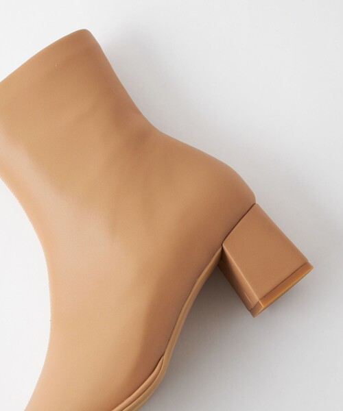 green label relaxing(グリーンレーベルリラクシング)の「スクエア ストレッチ ショートブーツ(5.5cmヒール)-晴雨兼用-(ブーツ・レディース・ベージュ/ブラック・L/S/XL/M/XS)」の17枚目の写真