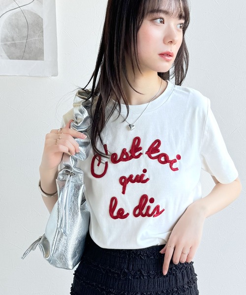 mily bilet(ミウィビレット)の「【mily bilet】カラーの魔法。軽やかに、映え!!ロゴプレート付きカラーフレンチコード刺繍Tシャツ(半袖)(Tシャツ/カットソー・レディース・ホワイト×レッド/ホワイト×グリーン/ブラック/レッド/ブラウン/オートミール・X-LARGE/SMALL/MEDIUM/LARGE)」の7枚目の写真