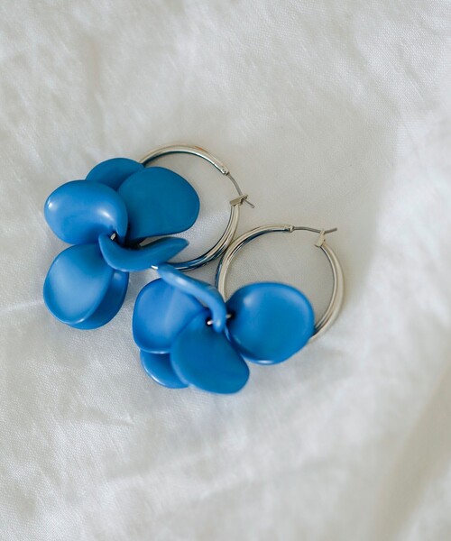 ブルーのflowerとレディのピアス quaranciel: カラー フラワー フープ ピアス（ピアス（両耳用