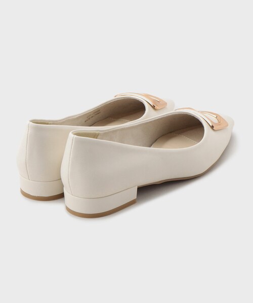 OPAQUE.CLIP（オペークドットクリップ）の「【抗菌防臭加工】ゴールドメタルポインテッドデザインパンプス（パンプス・レディース・オフホワイト/ブラック・02/03）」の7枚目の写真