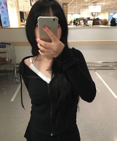 anyonemore（エニワンモア）の「クロップドリブニットジップパーカー（パーカー・レディース・ブラック・FREE）」の2枚目の写真