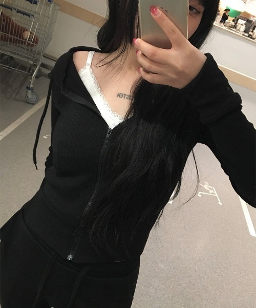 anyonemore（エニワンモア）の「クロップドリブニットジップパーカー（パーカー・レディース・ブラック・FREE）」の3枚目の写真