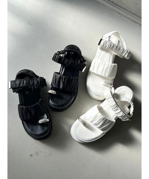 CALNAMUR（カルナムール）の「BIJOU RING GYATHER SPORTS SANDALS/ビジューリングギャザースポーツサンダル（サンダル・レディース・ブラック/ホワイト・SMALL/MEDIUM/LARGE）」の3枚目の写真