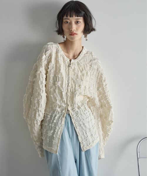 THE YOn(ザヨン)の「2WAYリップルジャガードタックスリーブWジップトップス(シャツ/ブラウス・レディース・アイボリー/ブラック・FREE)」の5枚目の写真