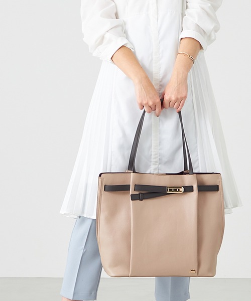 LA BAGAGERIE(ラバガジェリー)の「コンビカラーA4トートバッグ(トートバッグ・レディース・ブラック/グレイッシュベージュ/アイボリー/ダークベージュ・FREE)」の4枚目の写真
