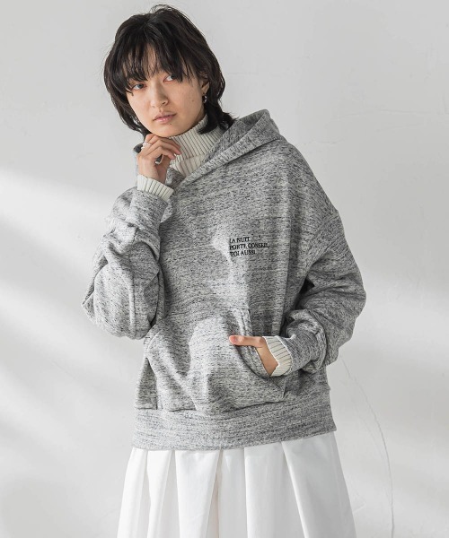 MAYSON GREY(メイソングレイ)の「刺繍ロゴパーカー≪洗濯機で洗える≫(パーカー・レディース・ライトグレー/ブルー/パープル・M)」の2枚目の写真