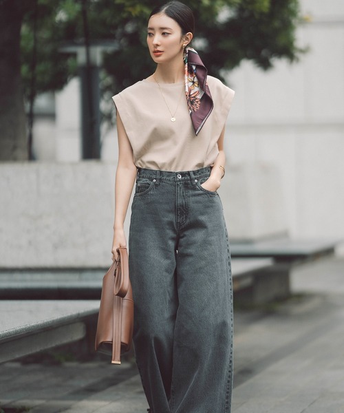 NATURAL BEAUTY BASIC(ナチュラルビューティーベーシック)の「◇サイドスリットスムーストップス(Tシャツ/カットソー・レディース・ベージュ/オフホワイト/チャコールグレー・FREE)」の3枚目の写真