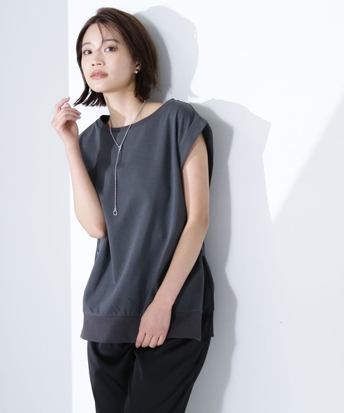 NATURAL BEAUTY BASIC(ナチュラルビューティーベーシック)の「◇サイドスリットスムーストップス(Tシャツ/カットソー・レディース・ベージュ/オフホワイト/チャコールグレー・FREE)」の1枚目の写真