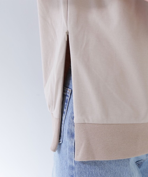 NATURAL BEAUTY BASIC(ナチュラルビューティーベーシック)の「◇サイドスリットスムーストップス(Tシャツ/カットソー・レディース・ベージュ/オフホワイト/チャコールグレー・FREE)」の10枚目の写真