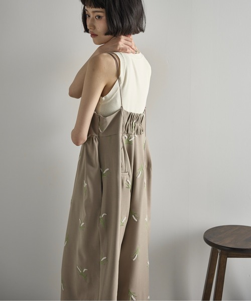 THE YOn（ザヨン）の「フラワーエンブロイダリーキャミサロペット（サロペット/オーバーオール・レディース・ブラック/ベージュ・FREE）」の21枚目の写真