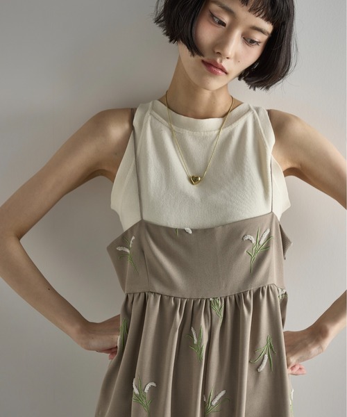 THE YOn（ザヨン）の「フラワーエンブロイダリーキャミサロペット（サロペット/オーバーオール・レディース・ブラック/ベージュ・FREE）」の17枚目の写真