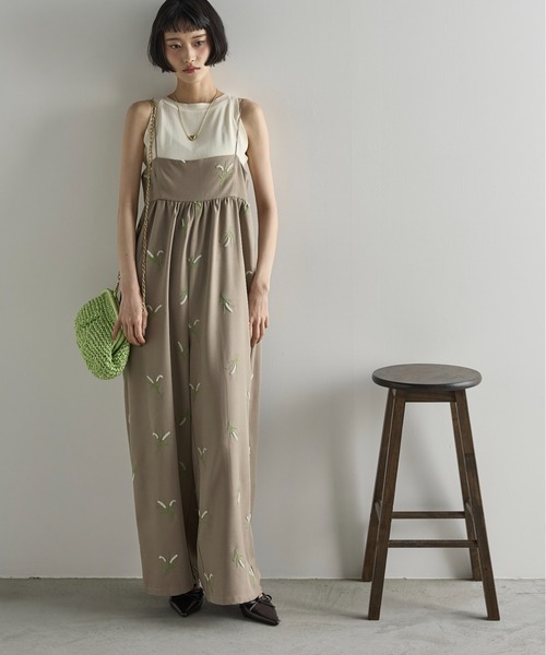 THE YOn（ザヨン）の「フラワーエンブロイダリーキャミサロペット（サロペット/オーバーオール・レディース・ブラック/ベージュ・FREE）」の3枚目の写真