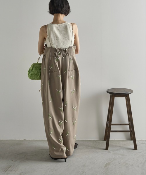 THE YOn（ザヨン）の「フラワーエンブロイダリーキャミサロペット（サロペット/オーバーオール・レディース・ブラック/ベージュ・FREE）」の9枚目の写真