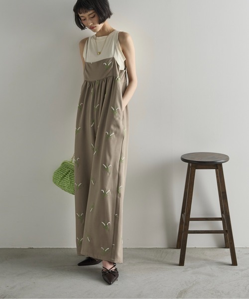 THE YOn（ザヨン）の「フラワーエンブロイダリーキャミサロペット（サロペット/オーバーオール・レディース・ブラック/ベージュ・FREE）」の5枚目の写真