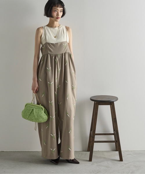 THE YOn（ザヨン）の「フラワーエンブロイダリーキャミサロペット（サロペット/オーバーオール・レディース・ブラック/ベージュ・FREE）」の6枚目の写真