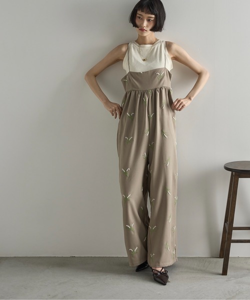 THE YOn（ザヨン）の「フラワーエンブロイダリーキャミサロペット（サロペット/オーバーオール・レディース・ブラック/ベージュ・FREE）」の13枚目の写真