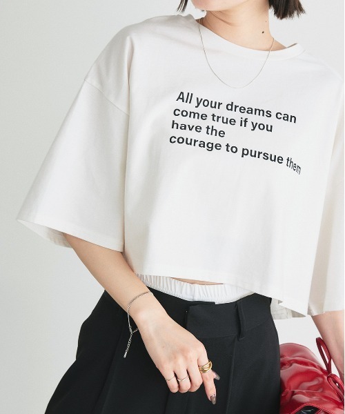 ad thie（アドティエ）の「アソート 箔プリント/ロゴプリント ショート丈Tシャツ（Tシャツ/カットソー・レディース・オフホワイト/チャコール/ブラック/グレー系/ホワイト系/レッド系/ベージュ系/ブラック系/ブルー系・FREE）」の3枚目の写真