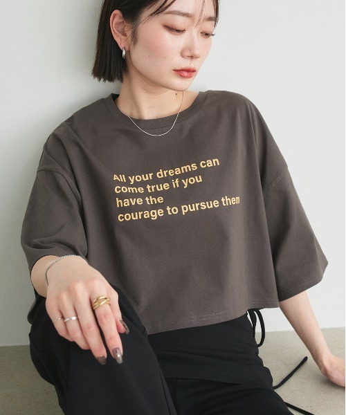 ad thie（アドティエ）の「アソート 箔プリント/ロゴプリント ショート丈Tシャツ（Tシャツ/カットソー・レディース・オフホワイト/チャコール/ブラック/グレー系/ホワイト系/レッド系/ベージュ系/ブラック系/ブルー系・FREE）」の6枚目の写真