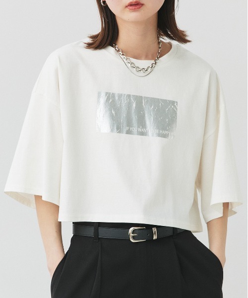 ad thie（アドティエ）の「アソート 箔プリント/ロゴプリント ショート丈Tシャツ（Tシャツ/カットソー・レディース・オフホワイト/チャコール/ブラック/グレー系/ホワイト系/レッド系/ベージュ系/ブラック系/ブルー系・FREE）」の2枚目の写真