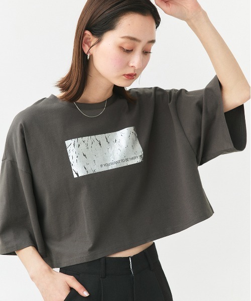 ad thie（アドティエ）の「アソート 箔プリント/ロゴプリント ショート丈Tシャツ（Tシャツ/カットソー・レディース・オフホワイト/チャコール/ブラック/グレー系/ホワイト系/レッド系/ベージュ系/ブラック系/ブルー系・FREE）」の5枚目の写真