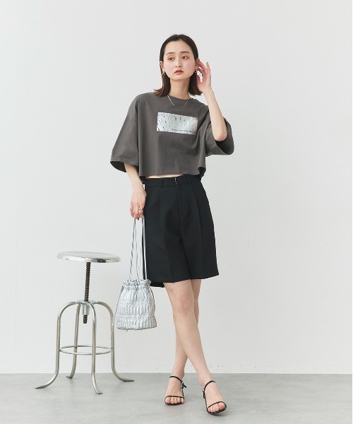 ad thie（アドティエ）の「アソート 箔プリント/ロゴプリント ショート丈Tシャツ（Tシャツ/カットソー・レディース・オフホワイト/チャコール/ブラック/グレー系/ホワイト系/レッド系/ベージュ系/ブラック系/ブルー系・FREE）」の10枚目の写真