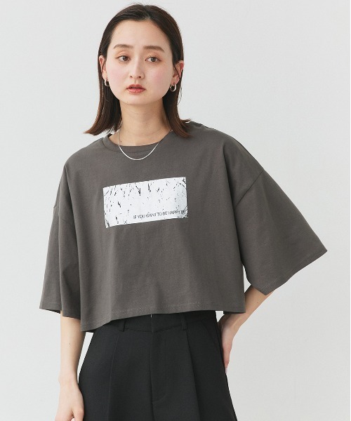 ad thie（アドティエ）の「アソート 箔プリント/ロゴプリント ショート丈Tシャツ（Tシャツ/カットソー・レディース・オフホワイト/チャコール/ブラック/グレー系/ホワイト系/レッド系/ベージュ系/ブラック系/ブルー系・FREE）」の13枚目の写真