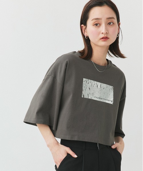 ad thie（アドティエ）の「アソート 箔プリント/ロゴプリント ショート丈Tシャツ（Tシャツ/カットソー・レディース・オフホワイト/チャコール/ブラック/グレー系/ホワイト系/レッド系/ベージュ系/ブラック系/ブルー系・FREE）」の17枚目の写真