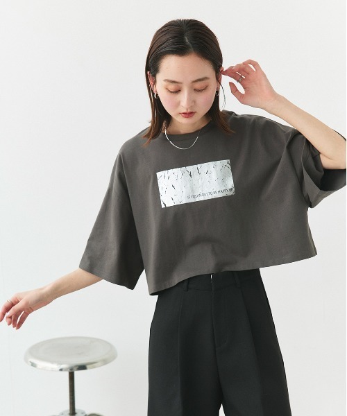 ad thie（アドティエ）の「アソート 箔プリント/ロゴプリント ショート丈Tシャツ（Tシャツ/カットソー・レディース・オフホワイト/チャコール/ブラック/グレー系/ホワイト系/レッド系/ベージュ系/ブラック系/ブルー系・FREE）」の18枚目の写真