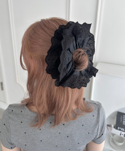 Loueme（ルエム）の「コットンレースボリュームシュシュ（シュシュ・レディース・ブラック/ホワイト・FREE）」の2枚目の写真