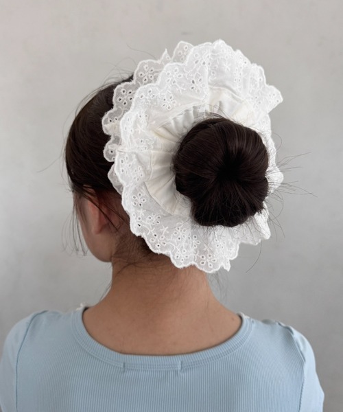 Loueme（ルエム）の「コットンレースボリュームシュシュ（シュシュ・レディース・ブラック/ホワイト・FREE）」の8枚目の写真