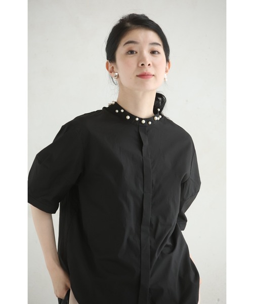 cawaii(カワイイ)の「首周り囲むパールネックシャツトップス(シャツ/ブラウス・レディース・オフホワイト/ブラック・FREE)」の4枚目の写真