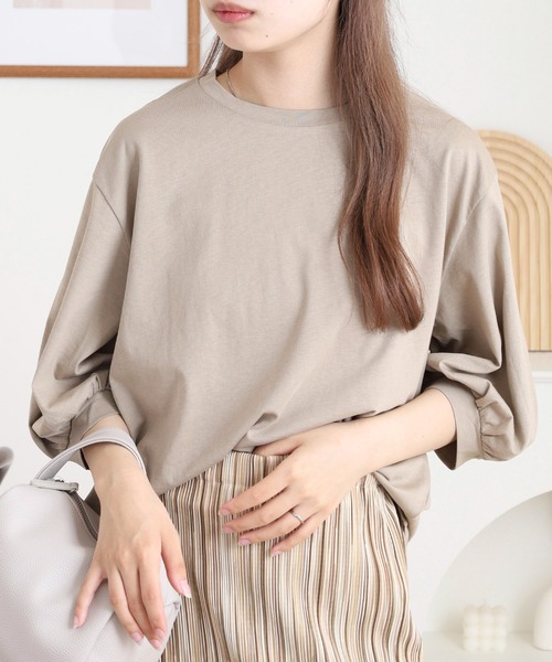 atONE（アットワン）の「ボリューム袖ショート丈カットソー（Tシャツ/カットソー・レディース・チャコールグレー/グレイッシュベージュ/ブラック/モカ/オフホワイト・F）」の7枚目の写真