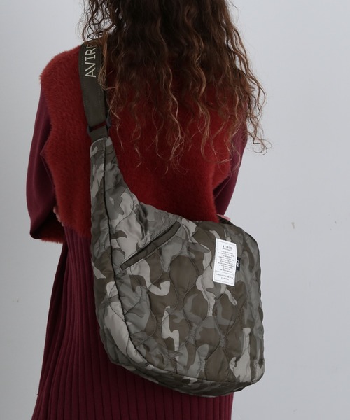 AVIREX（アヴィレックス）の「《限定》BONDING QUILTING SHOULDER BAG/キルティングショルダーバッグ（ショルダーバッグ・レディース・グリーン系カモフラージュ/ブラック系その他/レオパード/ブラック/ネイビー・F）」の4枚目の写真