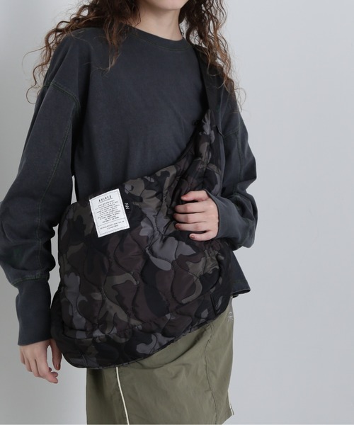 AVIREX（アヴィレックス）の「《限定》BONDING QUILTING SHOULDER BAG/キルティングショルダーバッグ（ショルダーバッグ・レディース・グリーン系カモフラージュ/ブラック系その他/レオパード/ブラック/ネイビー・F）」の2枚目の写真