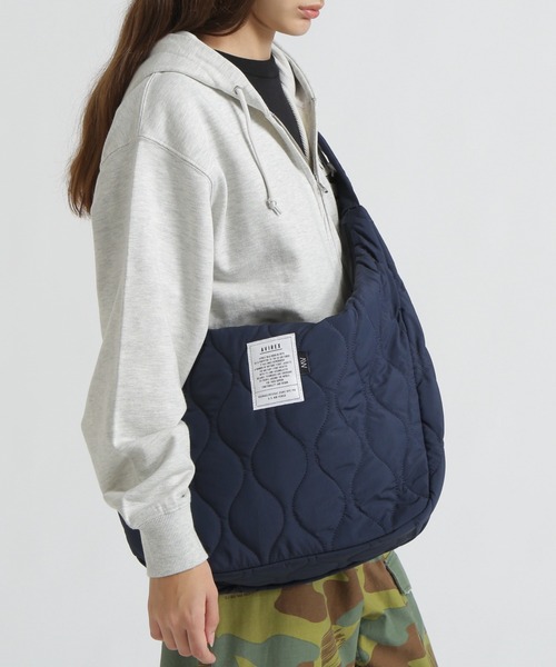 AVIREX（アヴィレックス）の「《限定》BONDING QUILTING SHOULDER BAG/キルティングショルダーバッグ（ショルダーバッグ・レディース・グリーン系カモフラージュ/ブラック系その他/レオパード/ブラック/ネイビー・F）」の3枚目の写真