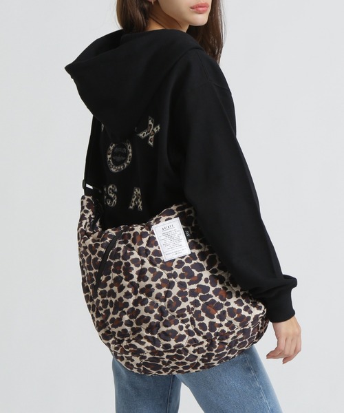 AVIREX（アヴィレックス）の「《限定》BONDING QUILTING SHOULDER BAG/キルティングショルダーバッグ（ショルダーバッグ・レディース・グリーン系カモフラージュ/ブラック系その他/レオパード/ブラック/ネイビー・F）」の5枚目の写真