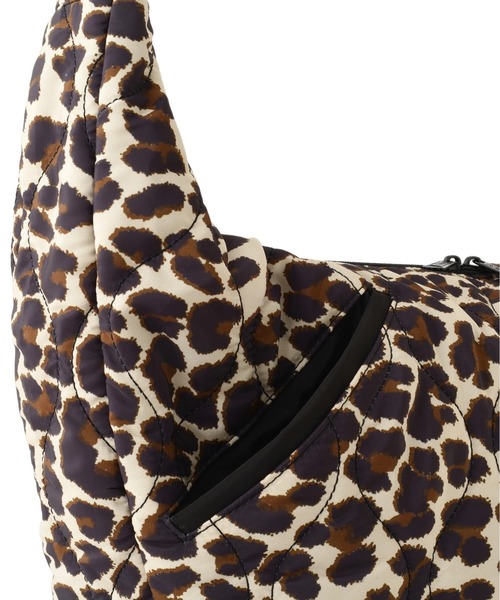 AVIREX（アヴィレックス）の「《限定》BONDING QUILTING SHOULDER BAG/キルティングショルダーバッグ（ショルダーバッグ・レディース・グリーン系カモフラージュ/ブラック系その他/レオパード/ブラック/ネイビー・F）」の6枚目の写真