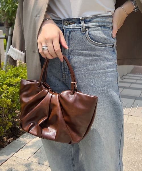 KOBE LETTUCE（コウベレタス）の「ギャザーデザインフェイクレザーバッグ（ハンドバッグ・レディース・ブラウン系/カーキ/ブラック・F）」の8枚目の写真