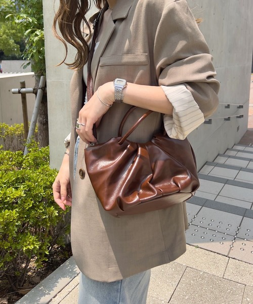 KOBE LETTUCE（コウベレタス）の「ギャザーデザインフェイクレザーバッグ（ハンドバッグ・レディース・ブラウン系/カーキ/ブラック・F）」の11枚目の写真