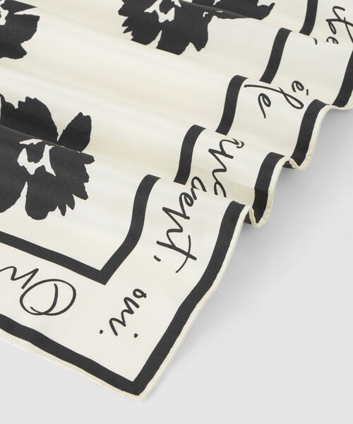 allureville（アルアバイル）の「スケッチフラワースカーフ（バンダナ/スカーフ・レディース・ライトベージュ/ネイビー/オフホワイト・FREE）」の6枚目の写真