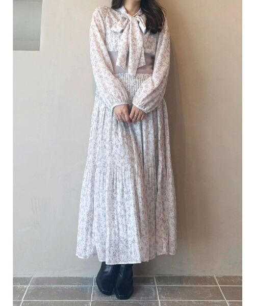 MERCURYDUO（マーキュリーデュオ）の「ウエストリブプリーツワンピース（ワンピース・レディース・オフホワイト/ピンク・SMALL/MEDIUM）」の2枚目の写真