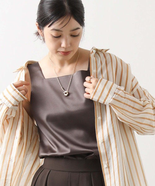 Gready Brilliant（グレディブリリアン）の「フロントサテンスクエアタンク（タンクトップ・レディース・オフホワイト/ブラック/ライトベージュ/ブラウン・38）」の3枚目の写真