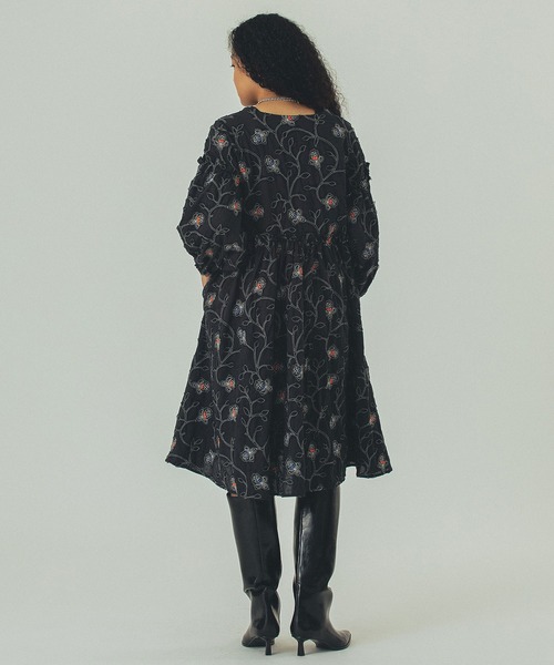 ROSE BUD（ローズバッド）の「(mag.by c)FLOWER EMBROIDERY MINI DRESS（ワンピース・レディース・ブラック・ONE SIZE）」の4枚目の写真