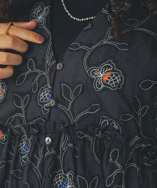 ROSE BUD（ローズバッド）の「(mag.by c)FLOWER EMBROIDERY MINI DRESS（ワンピース・レディース・ブラック・ONE SIZE）」の6枚目の写真